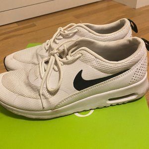 WHITE NIKE CHUNKY SNEAKERS